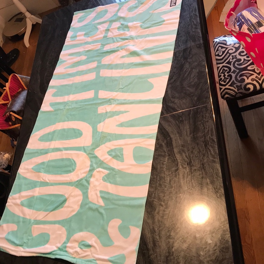 BNIP VS PINK BEACH TOWEL